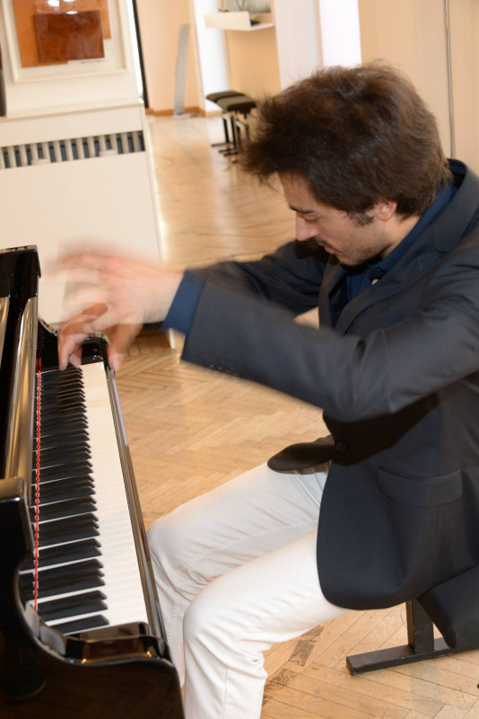 Stefano suona il pianoforte
